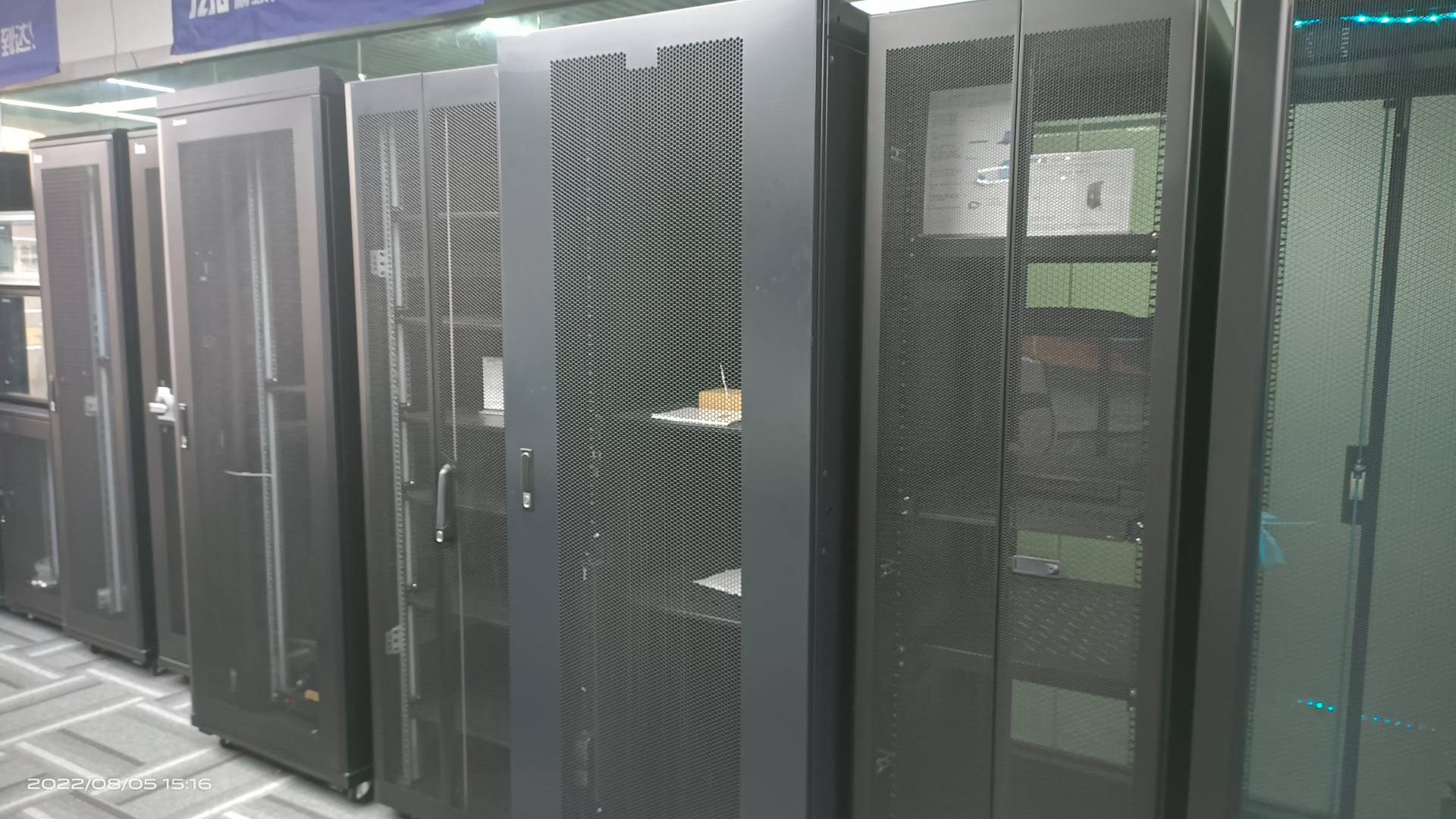 機柜廠家告訴你該如何選擇合適的網絡機柜