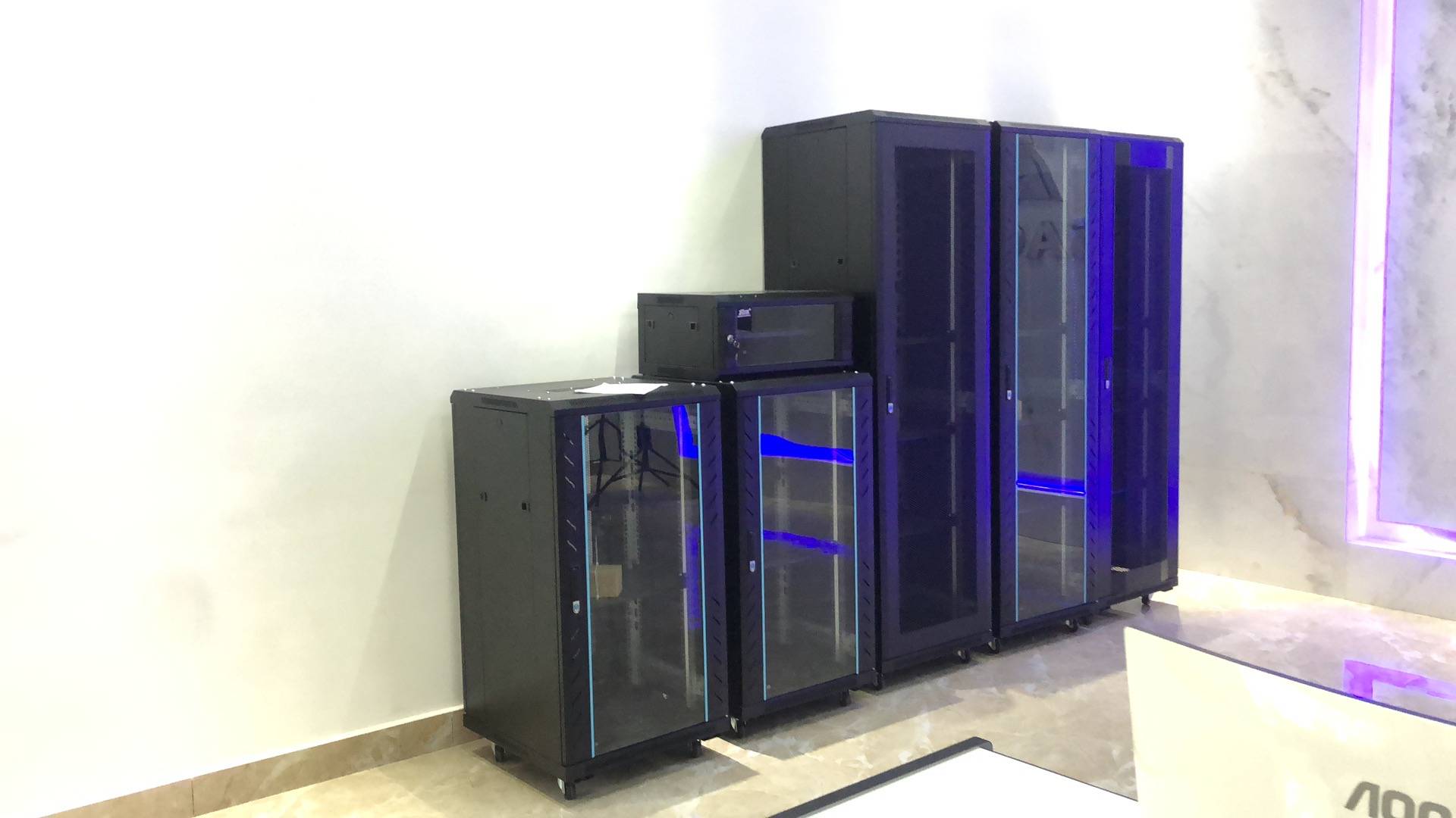 42U機(jī)柜：為您的服務(wù)器和網(wǎng)絡(luò)設(shè)備帶來的無盡好處