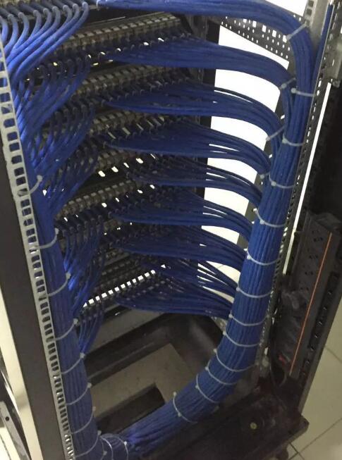 服務(wù)器機(jī)柜理線